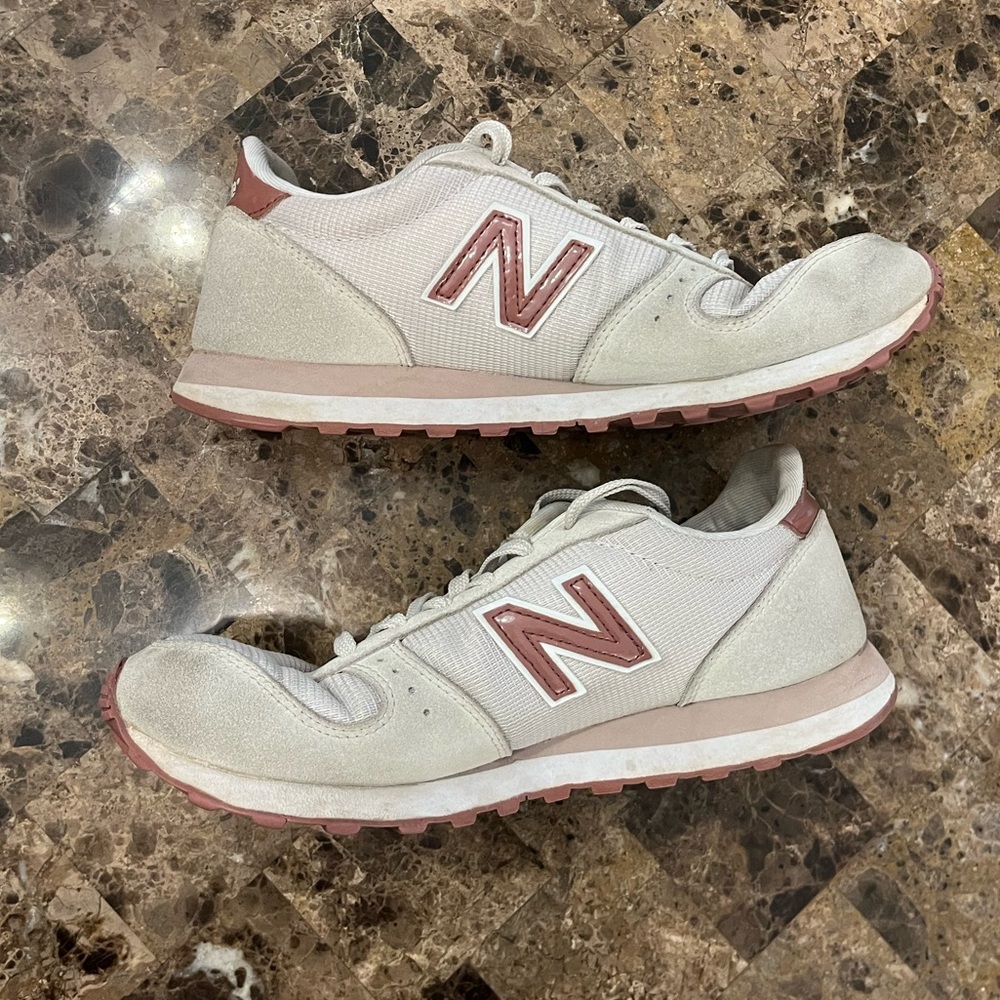 Super Cute New Balance 311 Size 8.5!